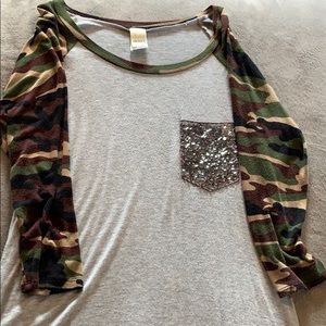 Gray top with camo 3/4 sleeves